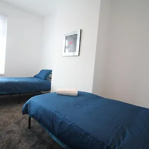 Media Manor - Fully Refurbished In 2022 - Large 6 Bedrooms, 3 Bathrooms Media Games Blackpool